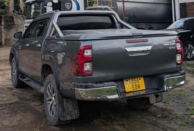 Toyota Hilux 2017 Gray