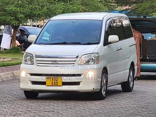 Toyota Noah 2004 White