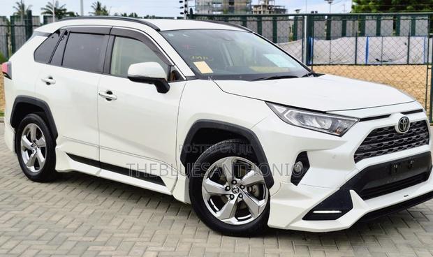 Toyota RAV4 Hybrid 2022 White
