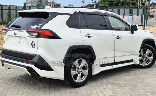 Toyota RAV4 Hybrid 2022 White