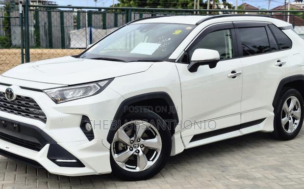 Toyota RAV4 Hybrid 2022 White