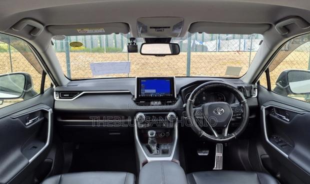 Toyota RAV4 Hybrid 2022 White