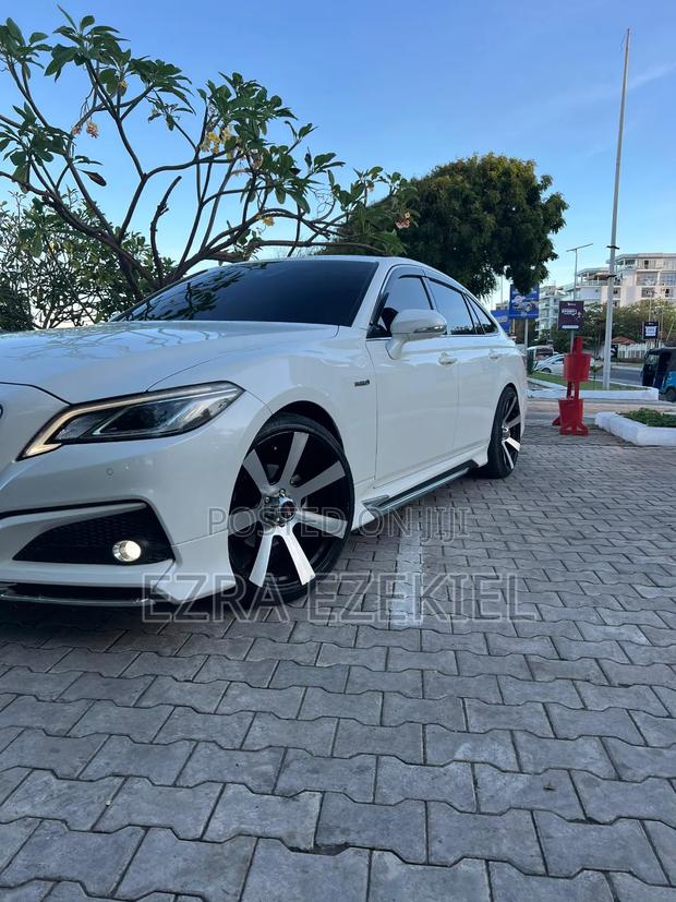 Toyota Crown 2019 White