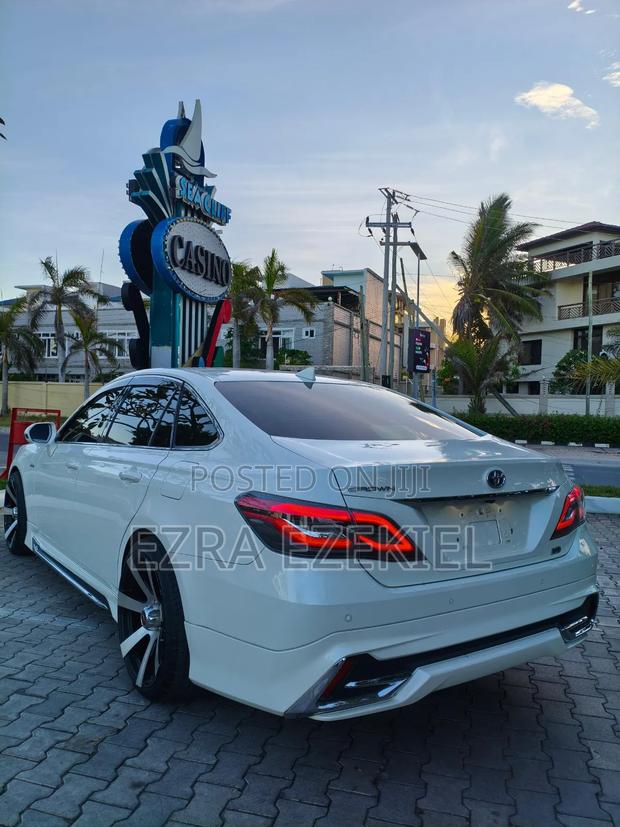 Toyota Crown 2019 White