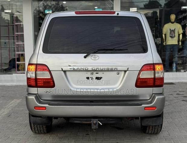 Toyota Land Cruiser 2005 Silver