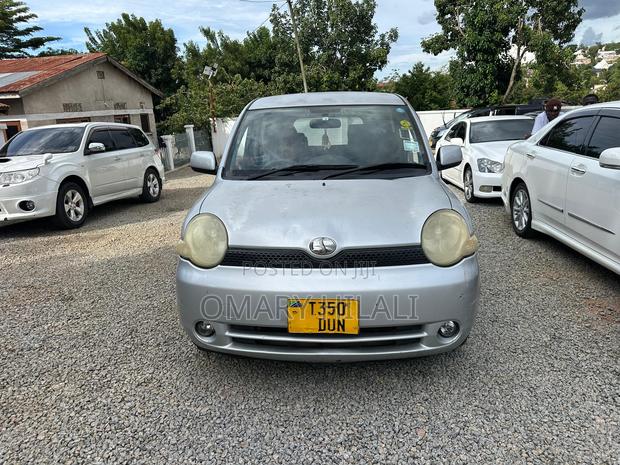 Toyota Sienta 2004 Silver