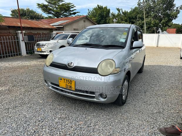 Toyota Sienta 2004 Silver