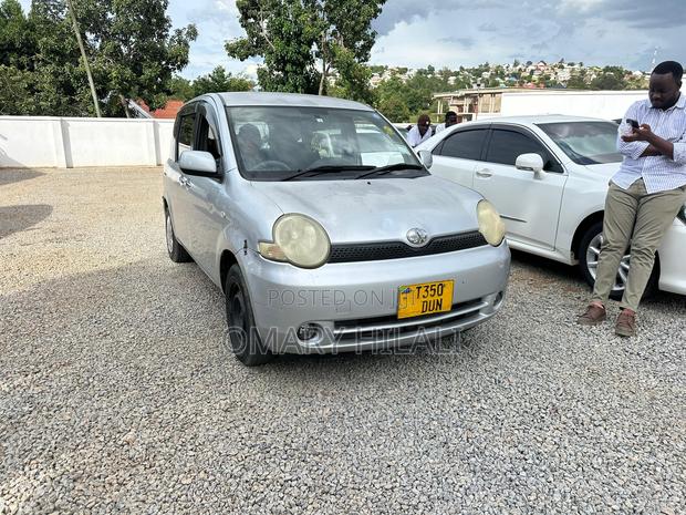 Toyota Sienta 2004 Silver
