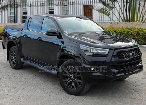 Toyota Hilux 2023 Purple