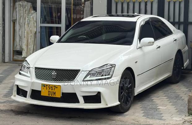 Toyota Crown Royale 2005 White