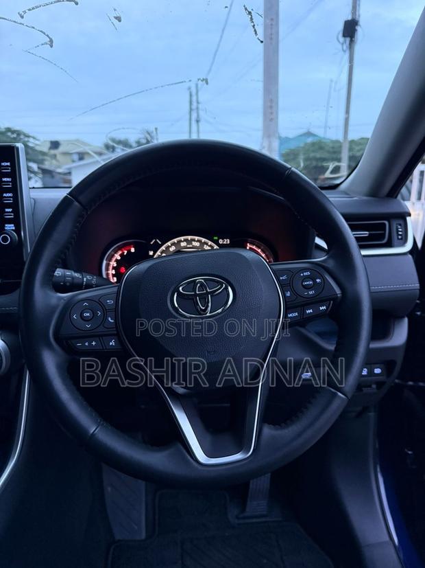 Toyota RAV4 Limited 2021 Blue
