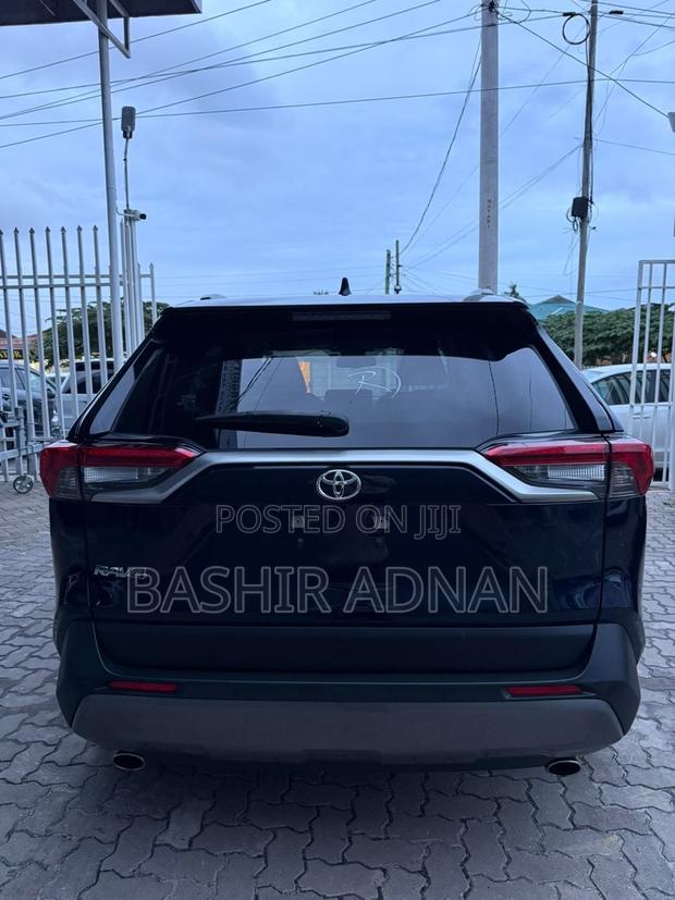 Toyota RAV4 Limited 2021 Blue