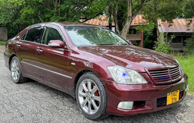 Toyota Crown 2006 Red