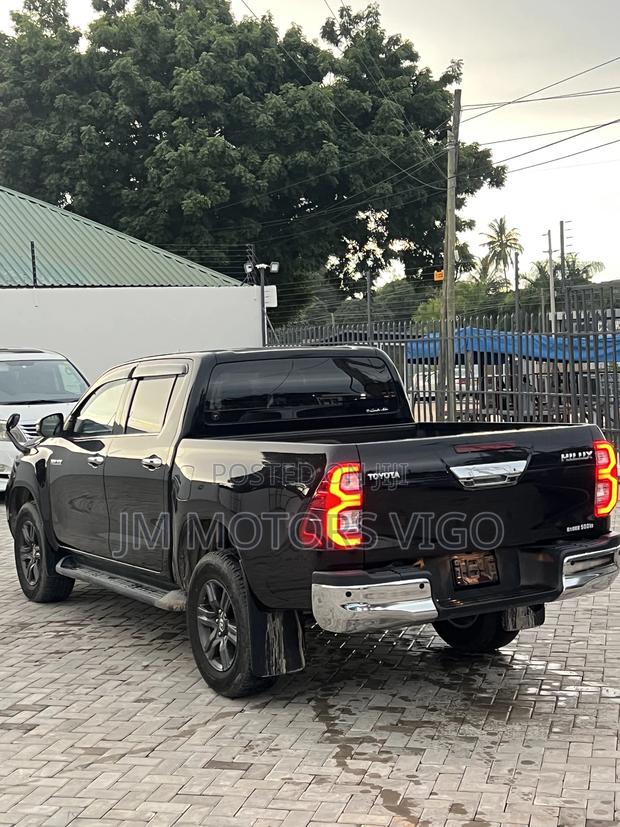 Toyota Hilux 2022 Black
