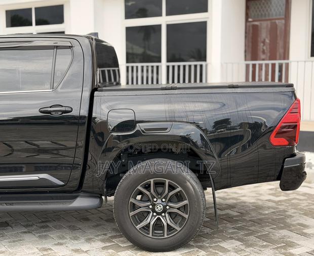 Toyota Hilux 2023 Black