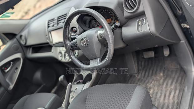 Toyota Vanguard 2012 Blue