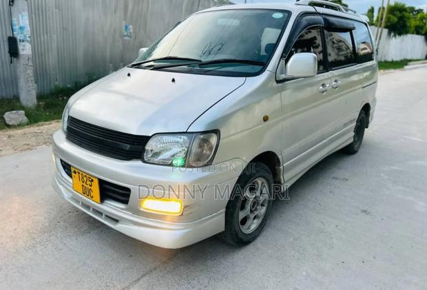 Toyota Noah 2003 Silver