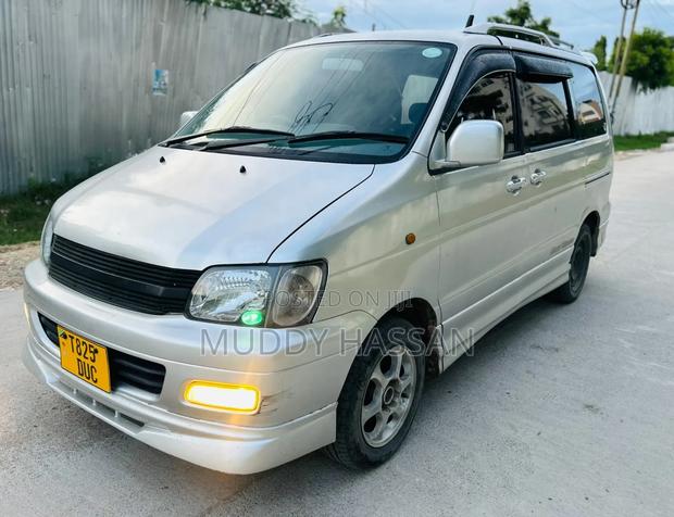Toyota Noah 2002 Silver