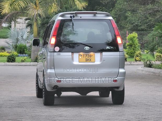 Toyota Noah 2001 Silver