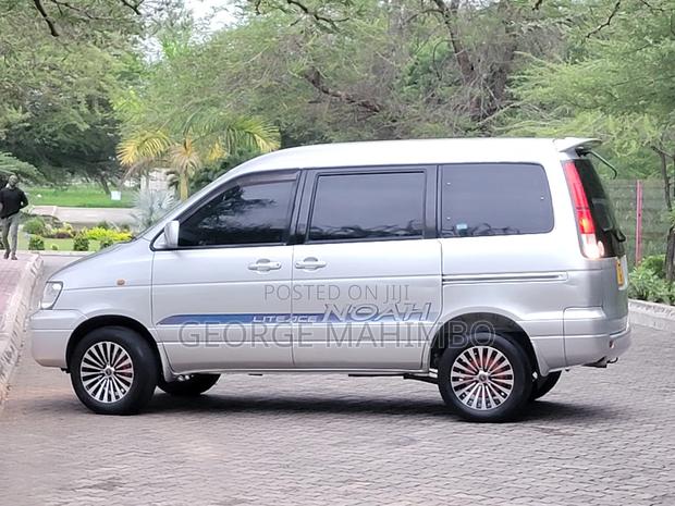 Toyota Noah 2001 Silver