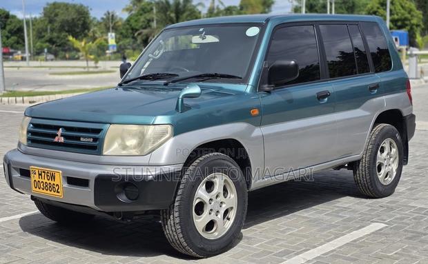 Mitsubishi Pajero 2000 Green