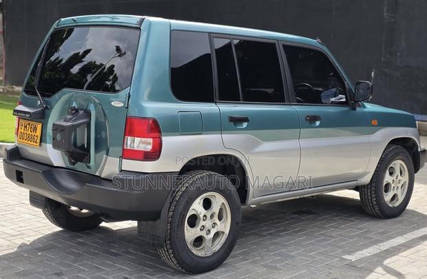 Mitsubishi Pajero 2000 Green