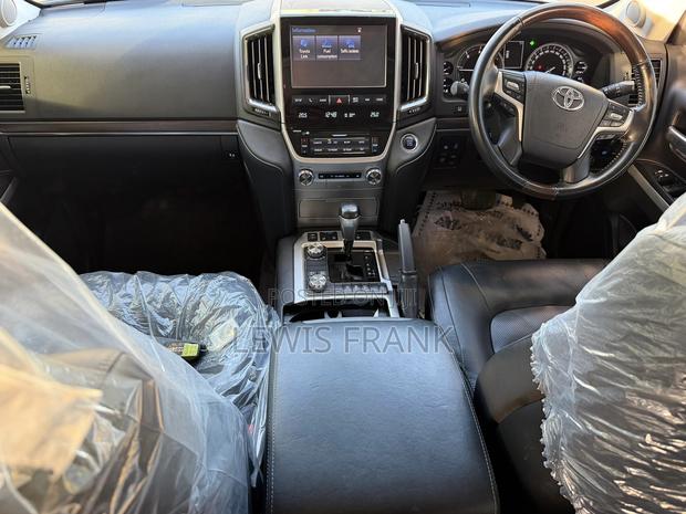 Toyota Land Cruiser 2021 White