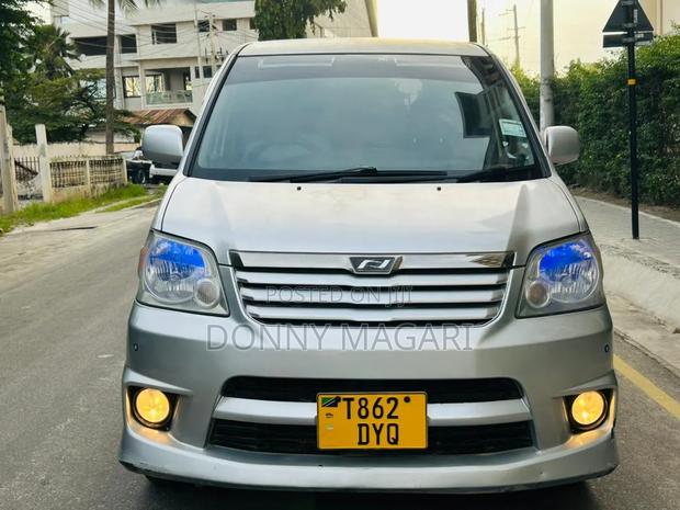 Toyota Noah 2005 Silver