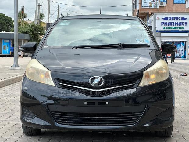 Toyota Vitz 2011 Black