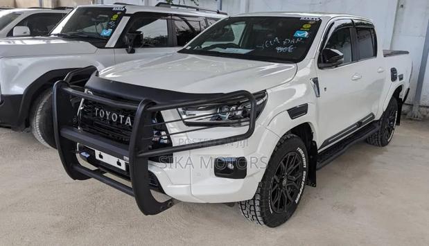 Toyota Hilux 2022 White