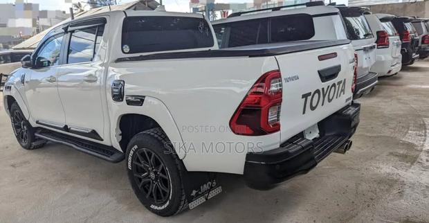 Toyota Hilux 2022 White