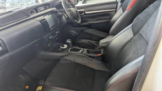 Toyota Hilux 2022 White