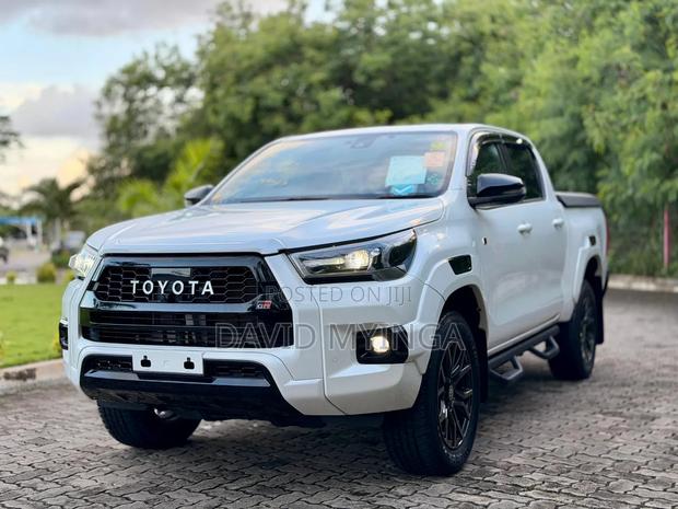 New Toyota Hilux 2024 Pearl