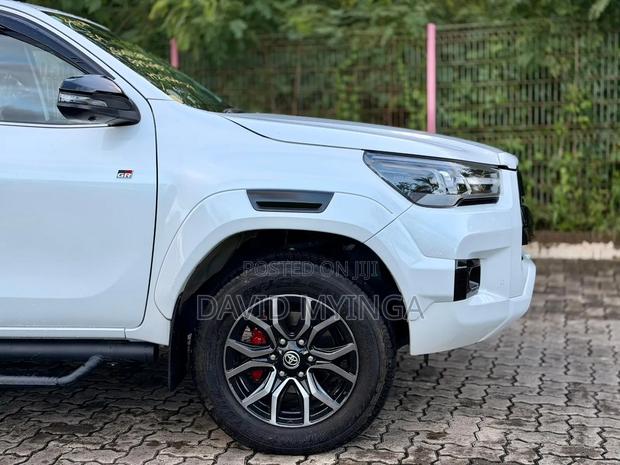 New Toyota Hilux 2024 Pearl