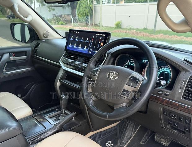 Toyota Land Cruiser 2010 White