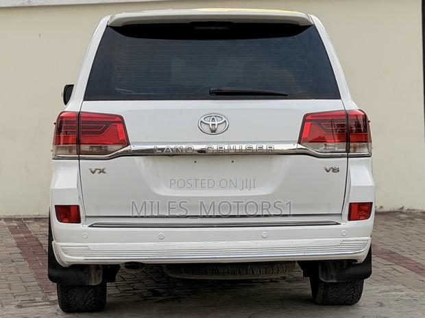 Toyota Land Cruiser 2009 White