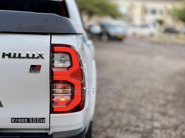 Toyota Hilux 2024 White