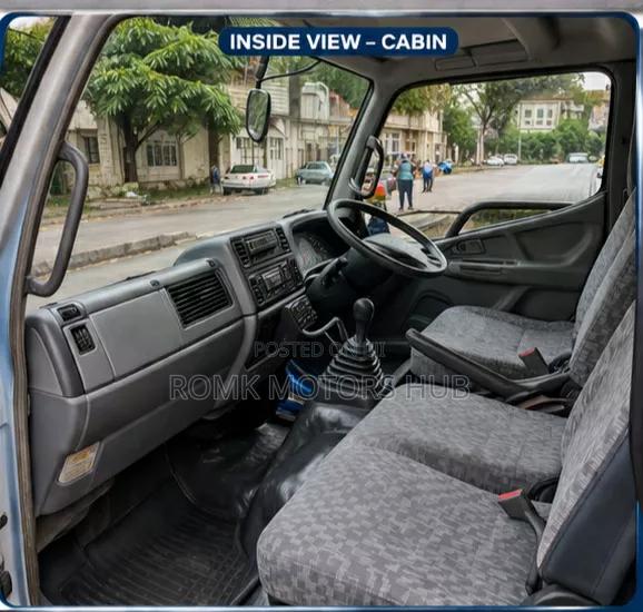 Mitsubishi Fuso 2012 Blue