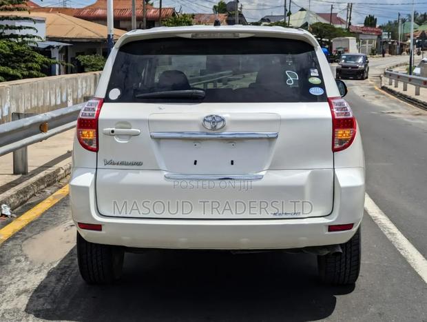 Toyota Vanguard 2007 White