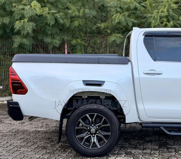 Toyota Hilux 2024 White