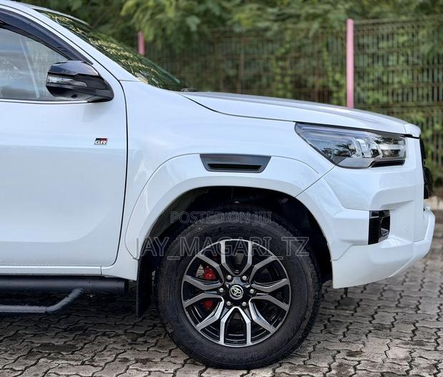 Toyota Hilux 2024 White