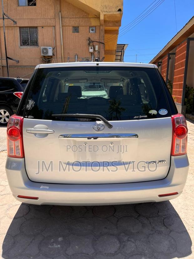 Toyota Raum 2010 Silver