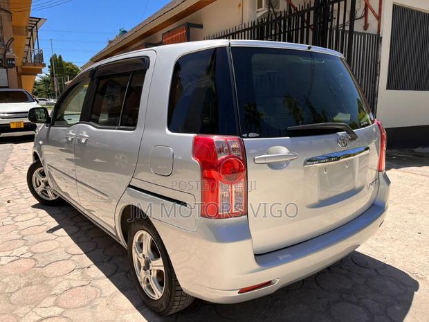 Toyota Raum 2010 Silver