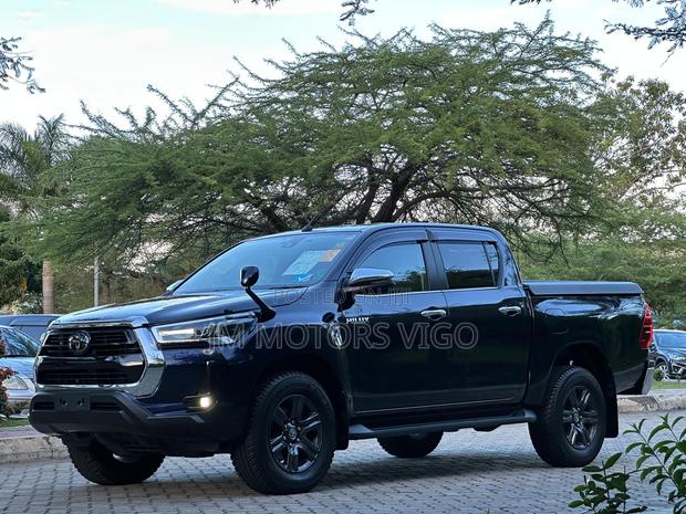 Toyota Hilux 2023 Blue