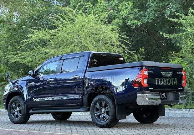 Toyota Hilux 2023 Blue