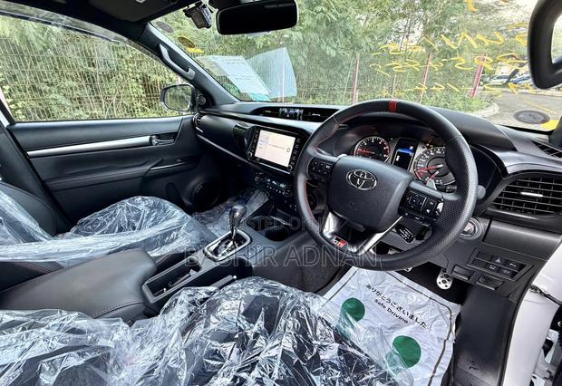 Toyota Hilux 2024 Pearl