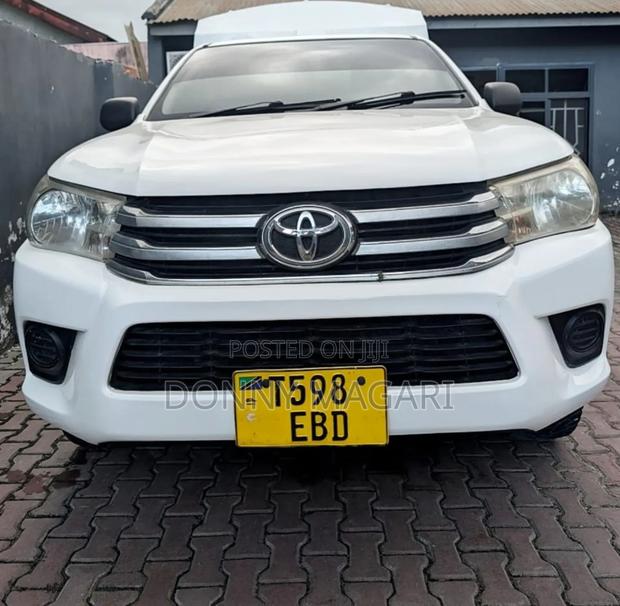 Toyota Hilux 2010 White