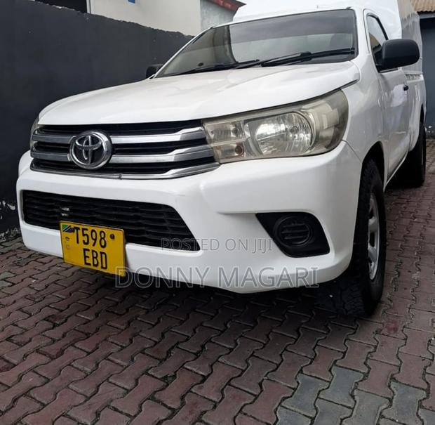 Toyota Hilux 2010 White