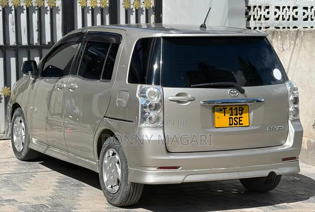 Toyota Raum 2004 Silver