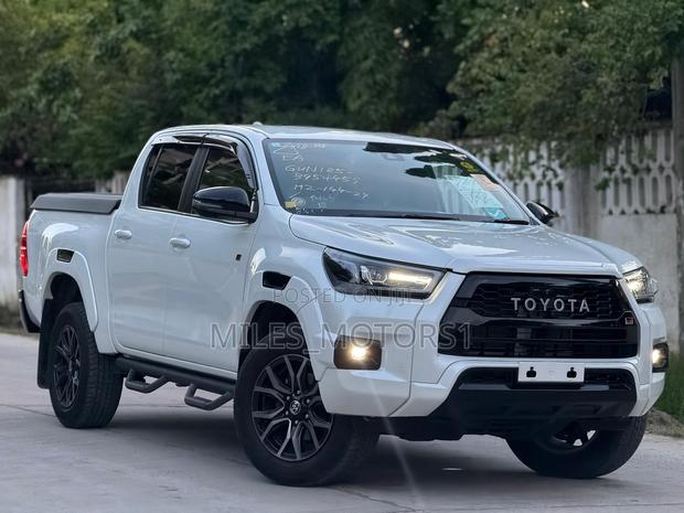 Toyota Hilux 2024 White